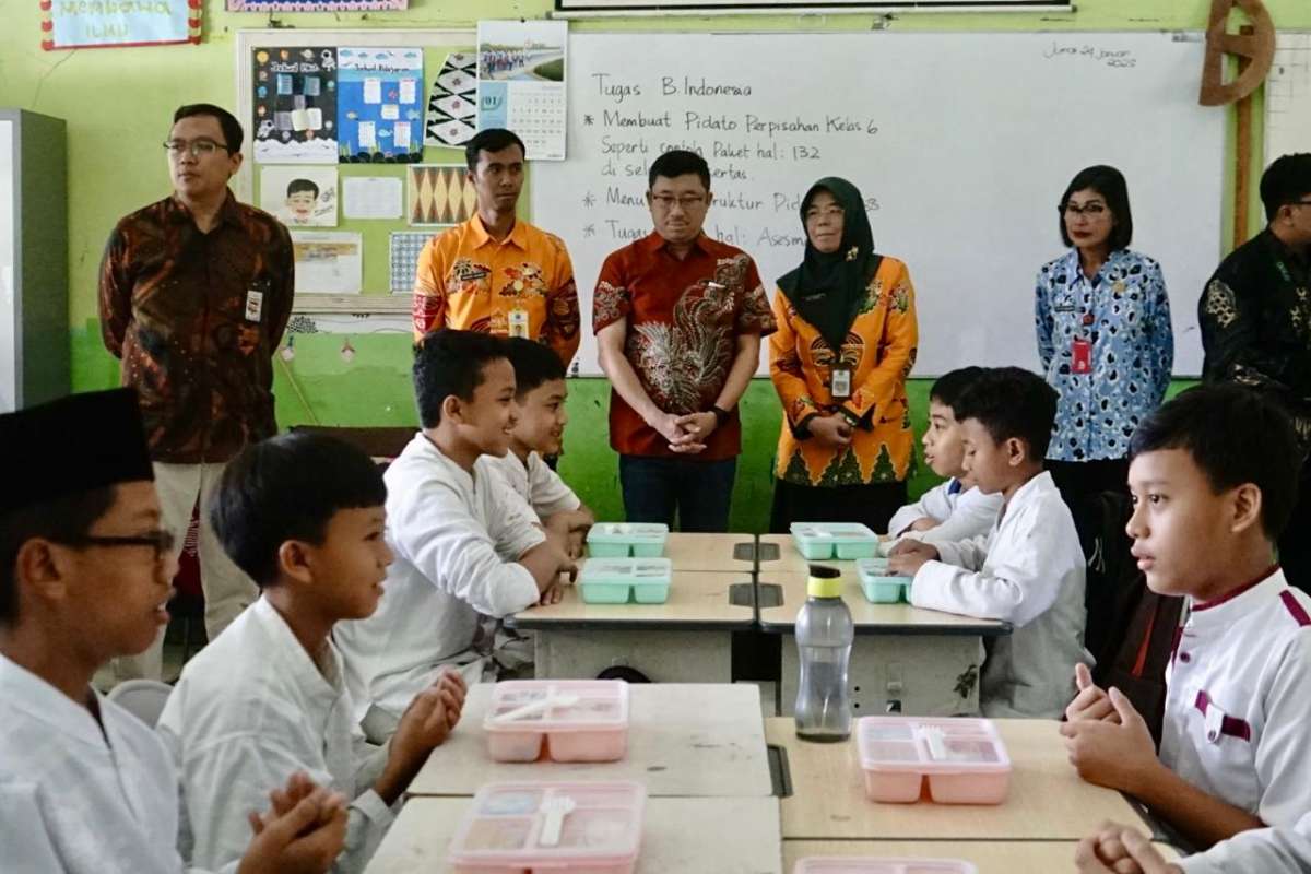 Kementerian PANRB sedang memantau siswa yang sedang makan bergizi gratis. (pro) - Kementerian PANRB Tinjau Program Makan Bergizi Gratis di Malang
