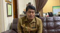 Kepala Disdikbud Kota Malang, Suwarjana, sedang menjelaskan kepada awak media. (ist) - Disdikbud Kota Malang Akan Tuntaskan Perbaikan 30 Sekolah