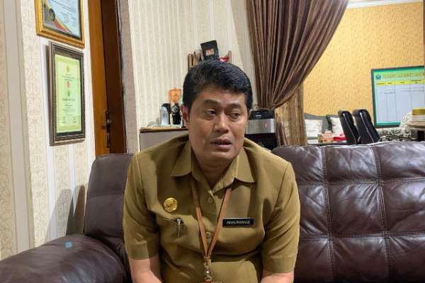 Kepala Disdikbud Kota Malang, Suwarjana, sedang menjelaskan kepada awak media. (ist) - Disdikbud Kota Malang Akan Tuntaskan Perbaikan 30 Sekolah