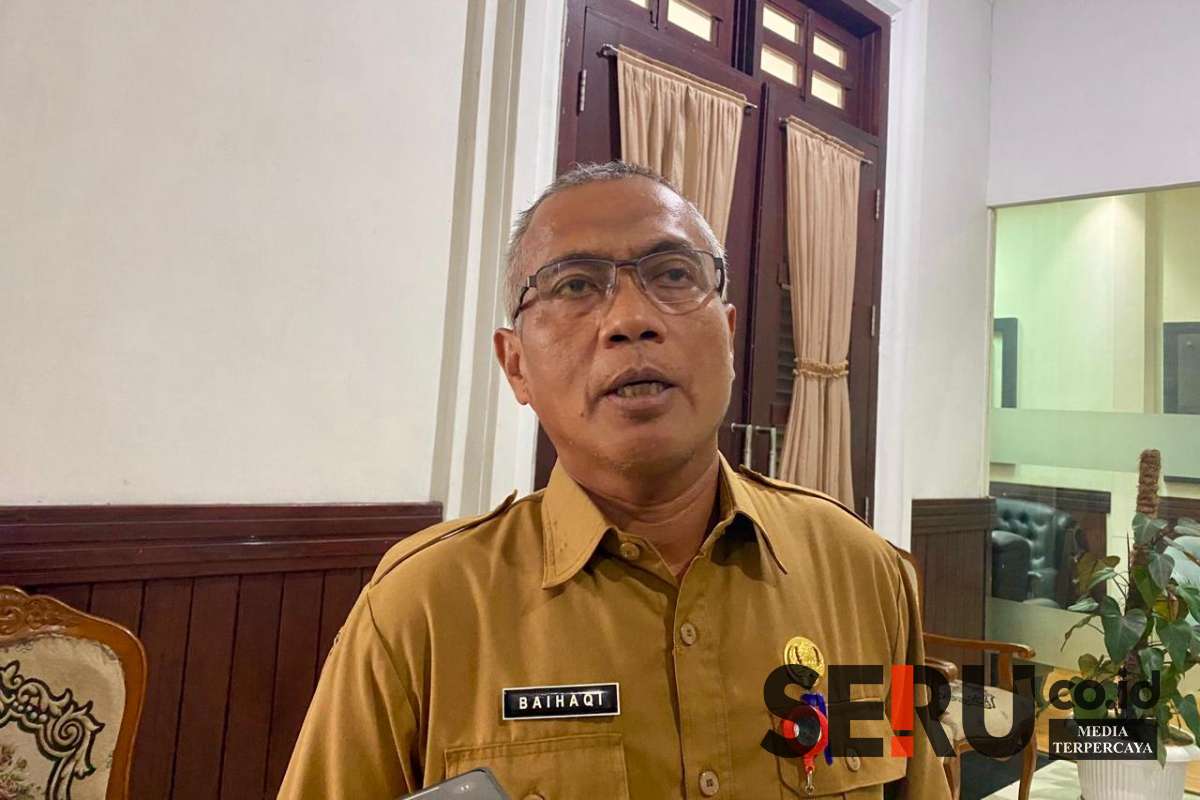 Kepala Disporapar Kota Malang, Baihaqi, menjawab pertanyaan awak media. (ws12) - Disporapar Kota Malang Kucurkan Anggaran Rp10 Miliar Renovasi Stadion Gajayana