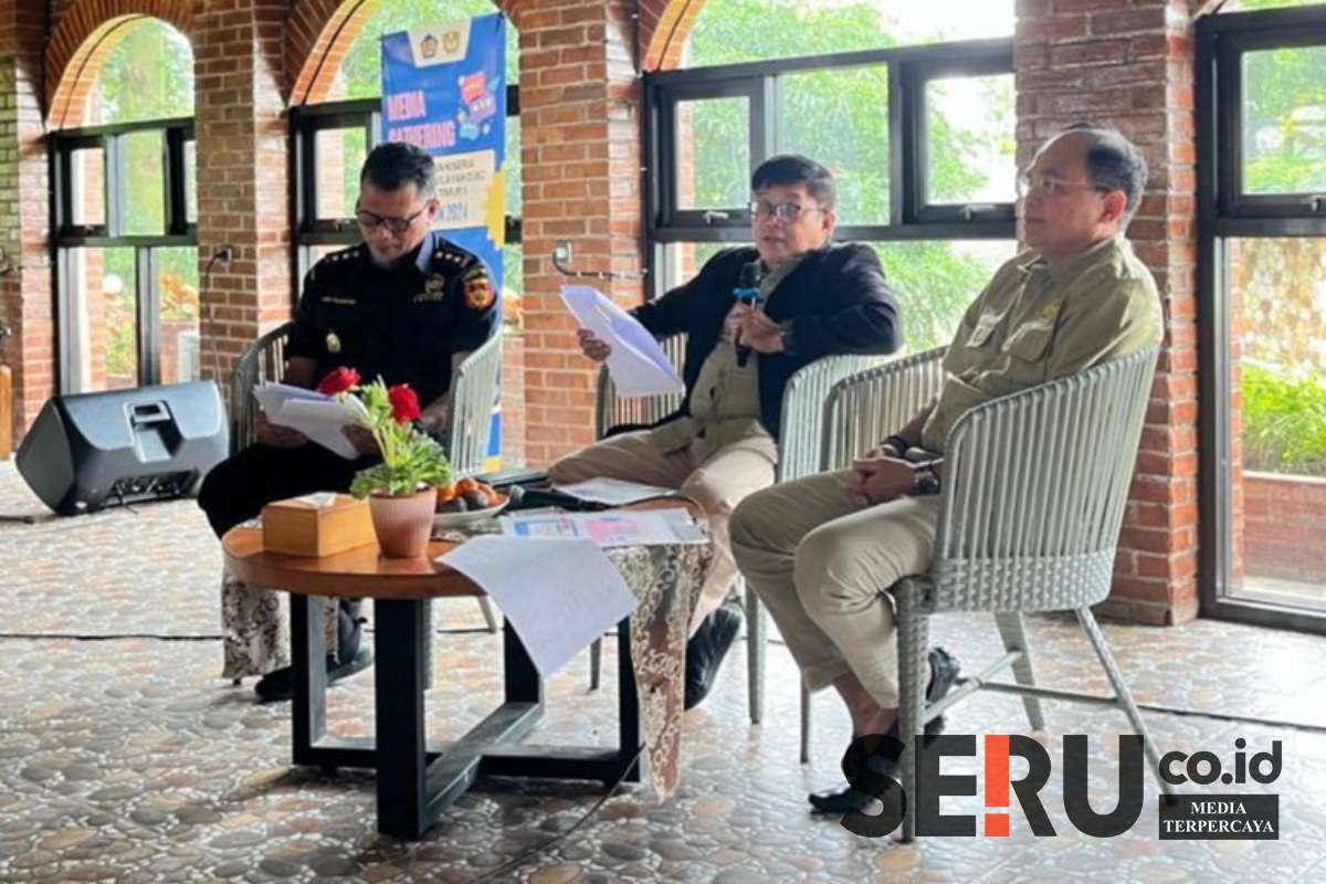 Kepala Kanwil DJBC Jatim II, Agus Sudarmadi, tanya jawab bersama awak media. (ws12) - PPN Naik Rokok Ilegal Meningkat, DJBC Jatim Antisipasi Potensi Masalah