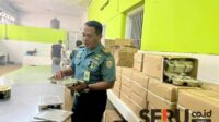 Kepala Satuan Perbekalan (Kasatbek) Lanal Malang, Kapten Laut (T) Arista Yudianto, sedang mengecek tempat makan siswa. (ska) - Lanal Malang Siap Distribusi 3.000 Porsi Makanan Bergizi Gratis Mulai Februari