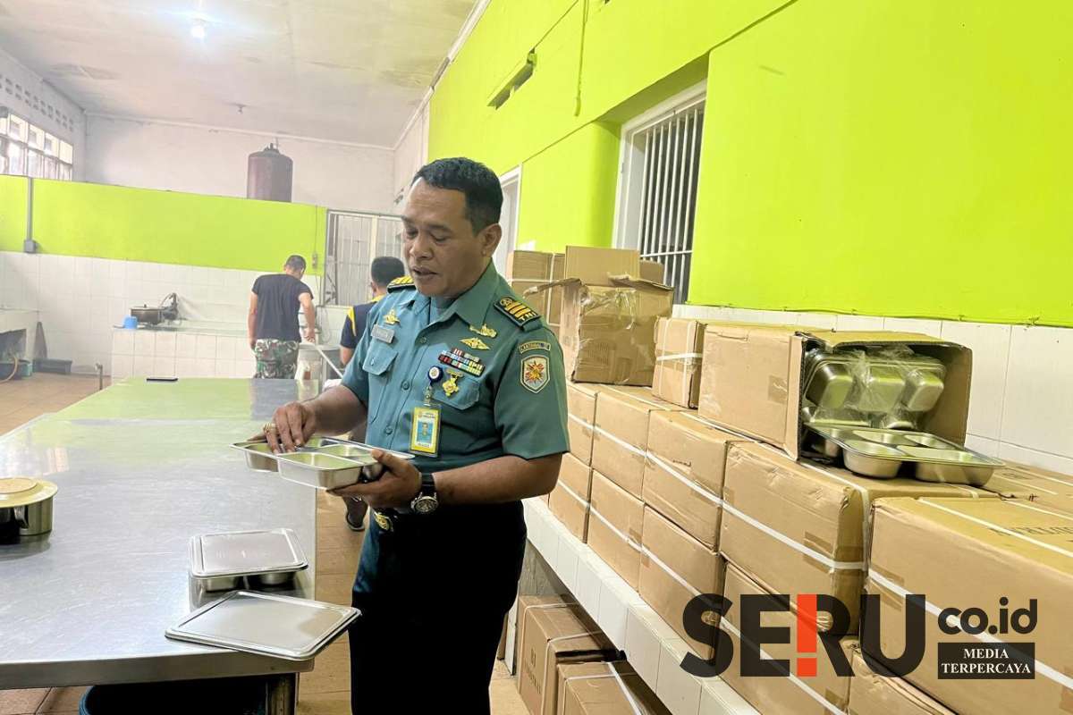 Kepala Satuan Perbekalan (Kasatbek) Lanal Malang, Kapten Laut (T) Arista Yudianto, sedang mengecek tempat makan siswa. (ska) - Lanal Malang Siap Distribusi 3.000 Porsi Makanan Bergizi Gratis Mulai Februari