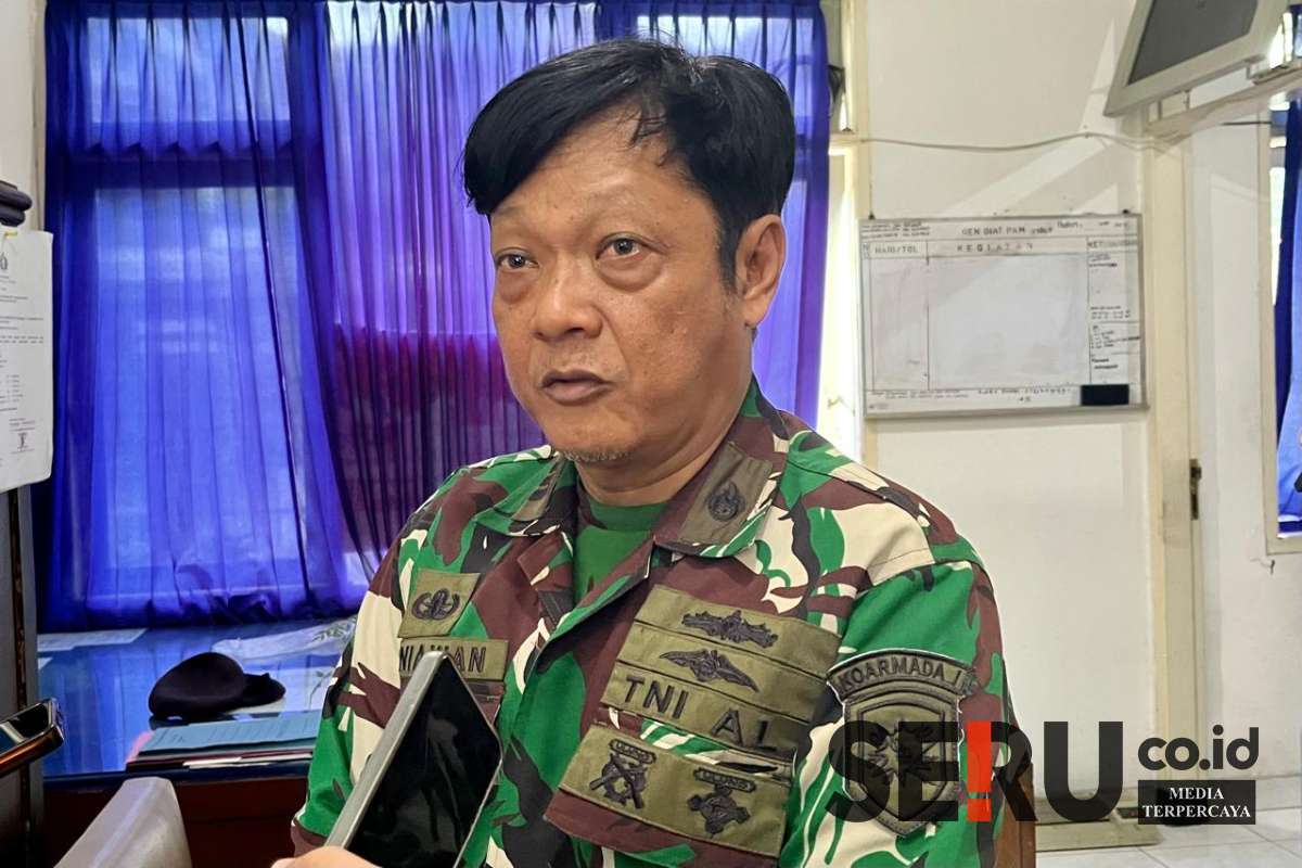 Kepala Urusan Pengamanan dan Penggalangan Sintel Lanal Malang, Kapten Laut (T) Didik Kurniawan, sedang menjelaskan kepada awak media. (ska) - Lanal Malang Siap Distribusi 3.000 Porsi Makanan Bergizi Gratis Mulai Februari