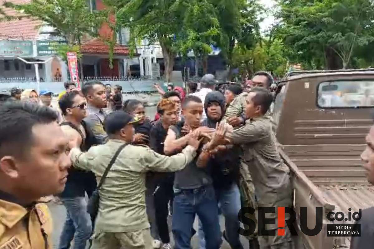 Keributan yang terjadi di Arek Lancor. (Seru.co.id/udi) - PKL Arek Lancor Pamekasan Diduga Terlibat Keributan dengan Satpol PP hingga Terjadi Kontak Fisik