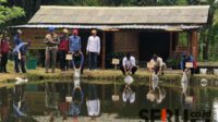 Ketika Sanusi beserta rombongan melepaskan bibit ikan nila di Kampung Wisata Kolam Ikan Krajan, Dusun Baran, Desa Sukoanyar. (Seru.co.id/wul) - Bupati Sanusi Sebut Potensi dan Semangat Masyarakat Wajak Sangat Luar Biasa