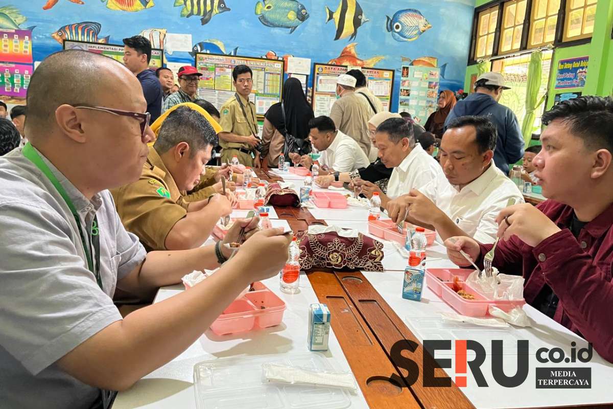 Ketua DPRD, Wali Kota Malang Terpilih, dan pihak terkait sedang mencoba menu makan bergizi gratis. (ws12) - Ketua DPRD Kota Malang dan Wali Kota Terpilih Apresiasi Pelaksanaan MBG Higienis