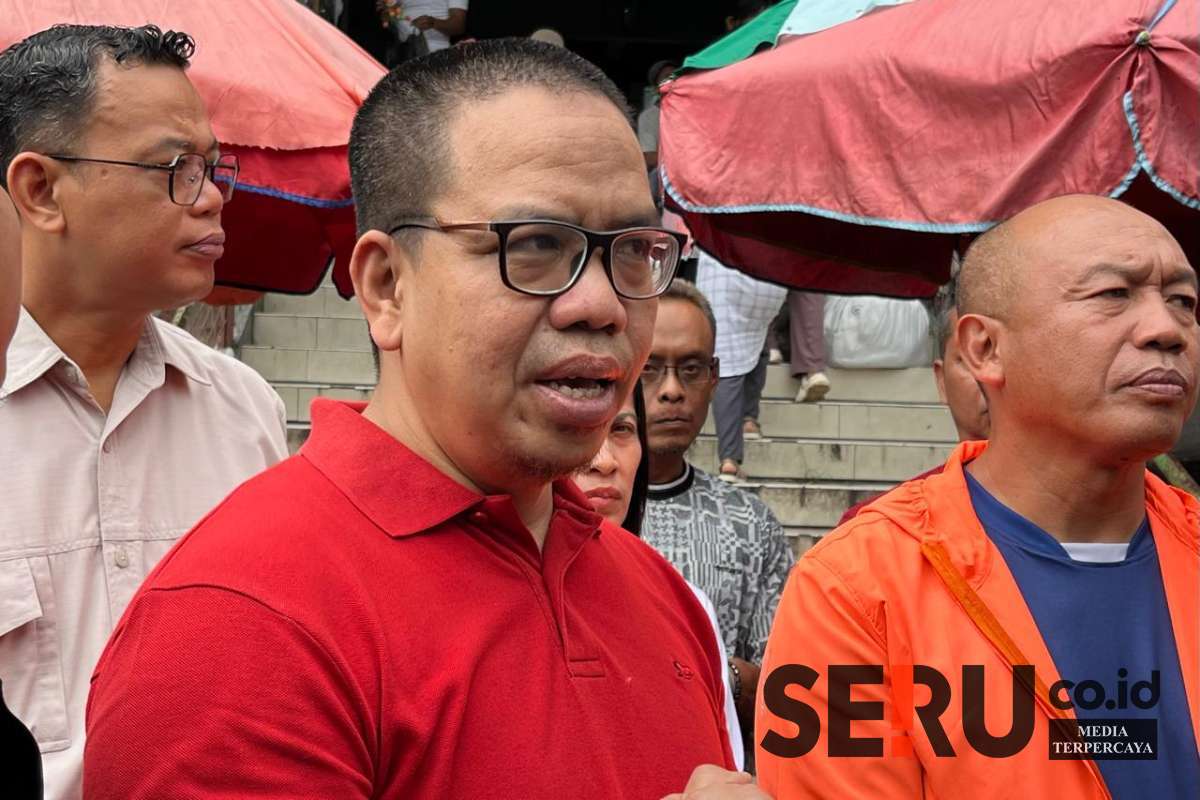 Ketua Komisi B DPRD Kota Malang, Bayu Rekso Aji, menjelaskan kepada awak media. (ws12) - APBN Renovasi Pasar Besar Malang Rp250 Miliar, APBD Pemkot Malang Relokasi Pedagang Rp10 Miliar
