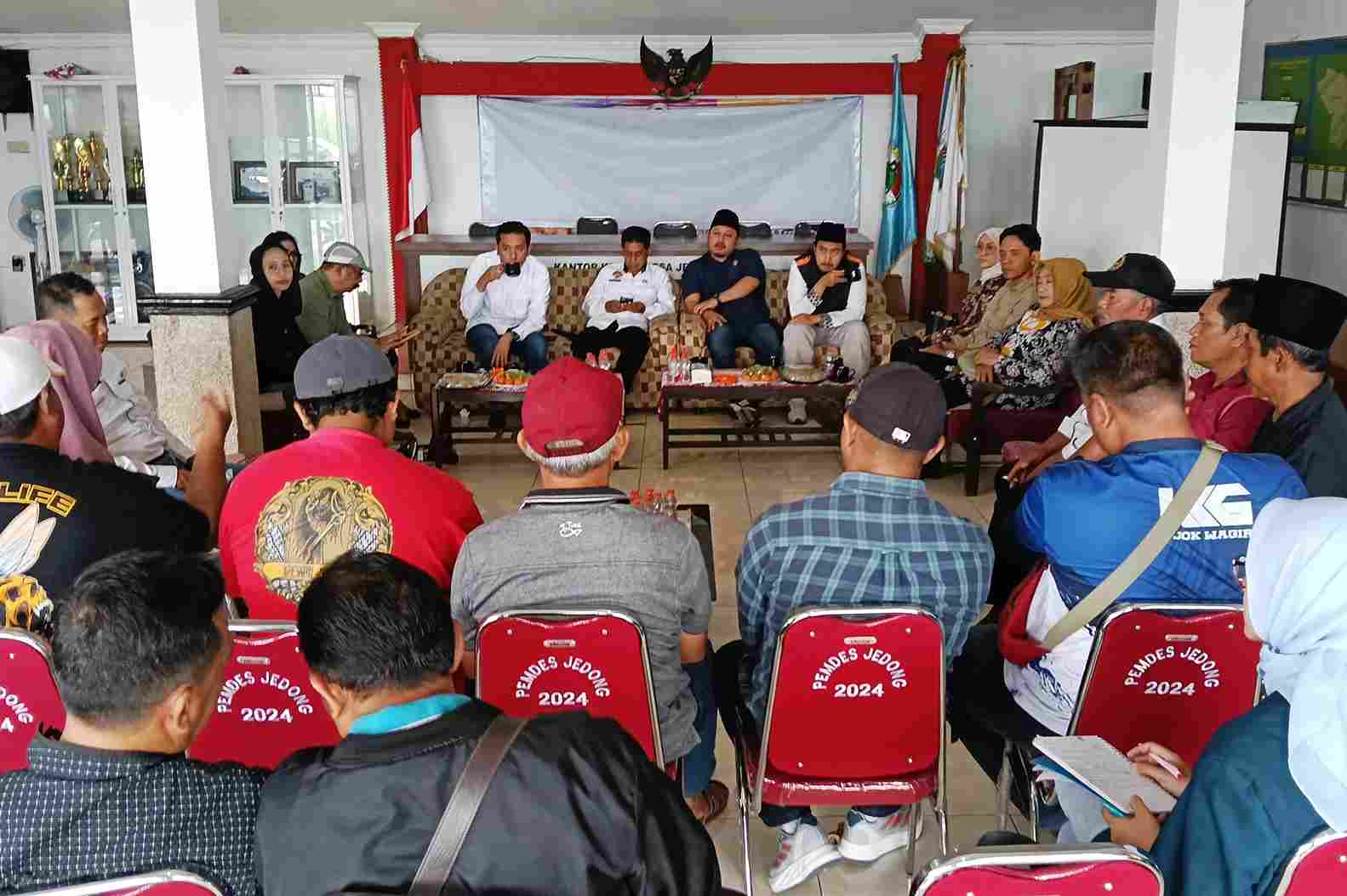 Warga Desa Jedong Sambat Solusi Dampak TPA Supit Urang ke Komisi C DPRD Kota Malang