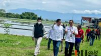 Komisi C DPRD Kota Malang tinjau air limbah sampah. (ska) - Usai Dengar Pendapat, Komisi C DPRD Kota Malang Tinjau Pengelolaan TPA Supit Urang