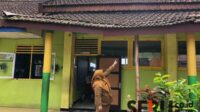 Kondisi atap SDN 12 Sumberpucung yang akan roboh dan disangga dengan batang bambu. (Seru.co.id/wul) - Ruang Kelas Disangga Bambu, Siswa SDN 12 Sumberpucung Mengungsi Saat Hujan