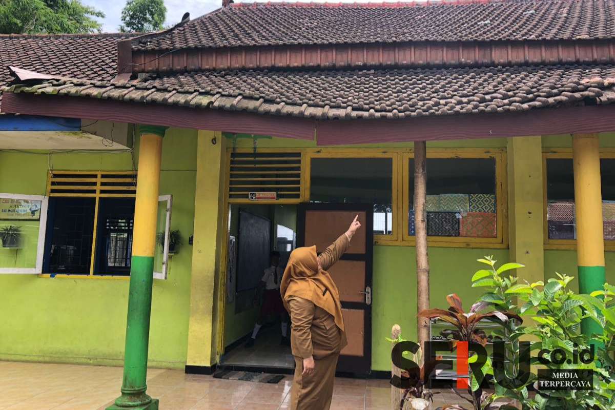 Kondisi atap SDN 12 Sumberpucung yang akan roboh dan disangga dengan batang bambu. (Seru.co.id/wul) - Ruang Kelas Disangga Bambu, Siswa SDN 12 Sumberpucung Mengungsi Saat Hujan