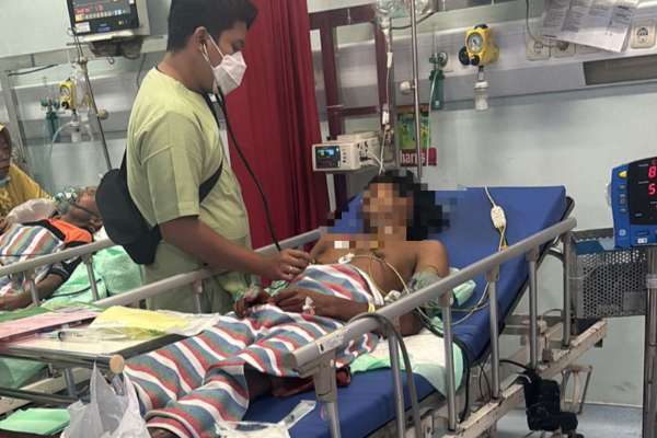 Kondisi korban saat di rumah sakit mendapatkan perawatan medis. (ist) - Bela Ayahnya, Kakak di Mangliawan Pakis Bacok Sang Adik