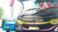 Kondisi saat bus terhenti setelah menabrak pemotor di simpang bawah Pasar induk Among Tani Kota Batu. (ist) - Laka Bus Pariwisata di Batu, Akibat Kaca Terhalang Boneka?