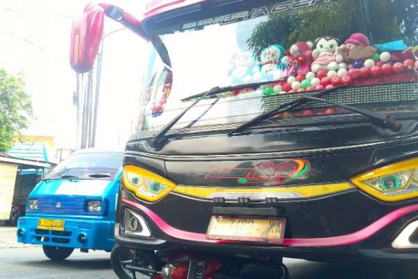 Kondisi saat bus terhenti setelah menabrak pemotor di simpang bawah Pasar induk Among Tani Kota Batu. (ist) - Laka Bus Pariwisata di Batu, Akibat Kaca Terhalang Boneka?
