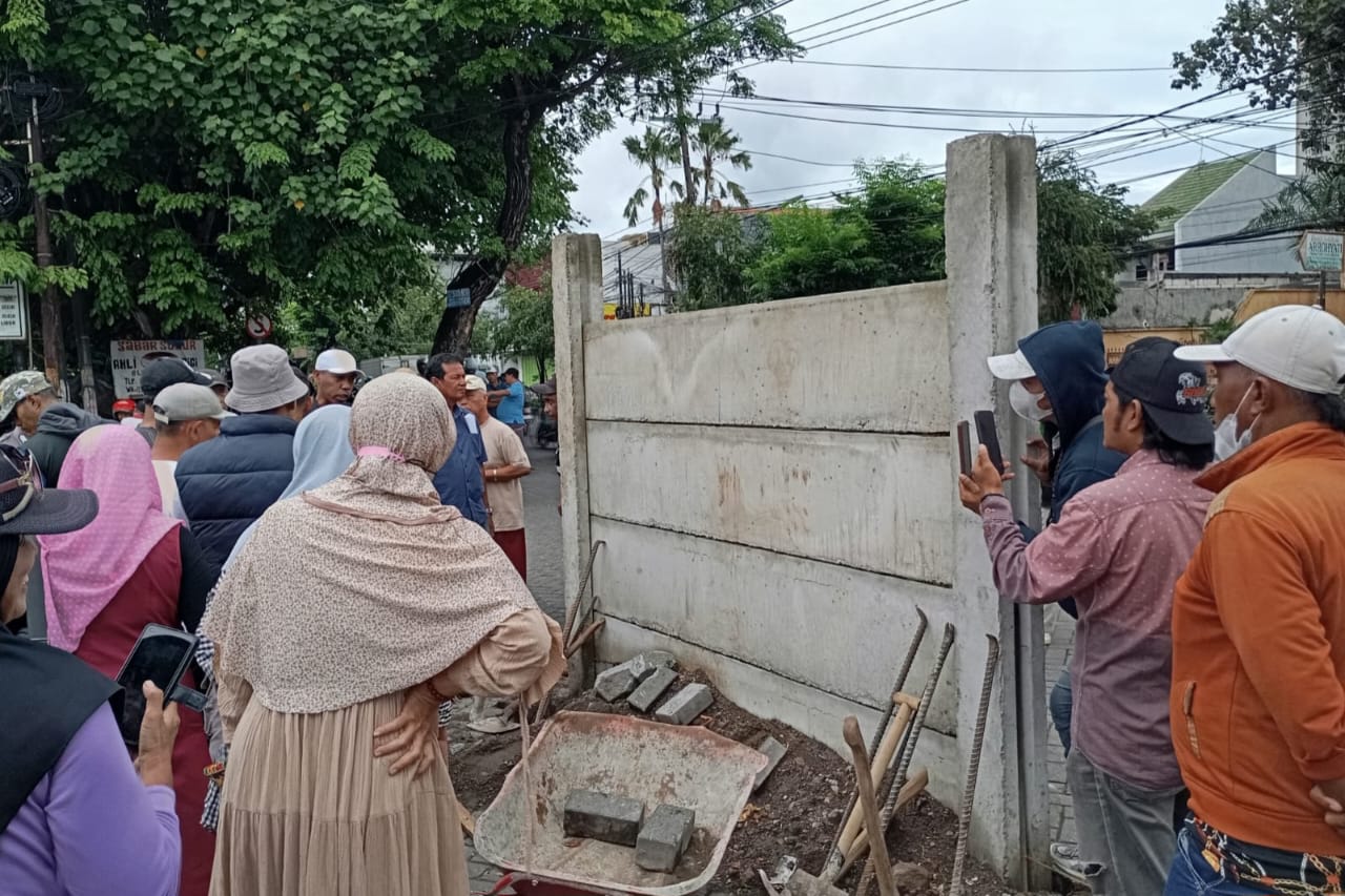 Konflik Perum GSI dan PT Agra Paripurna Memanas, Warga Bongkar Paksa Pagar Beton