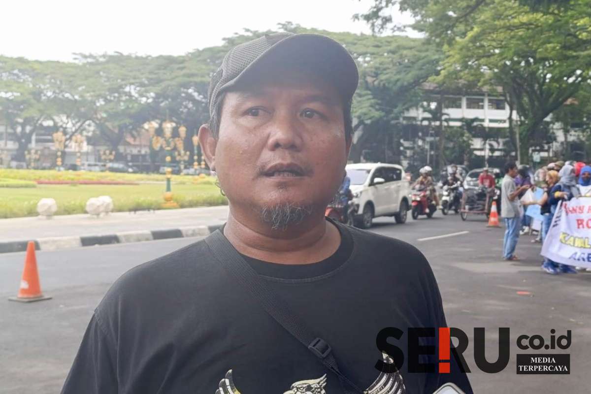 Koordinator aksi, Dersi Hariono, menjawab awak media. (ska) - Aliansi Rakyat Kota Malang Serukan Keputusan MK Harus Diterima dengan Damai