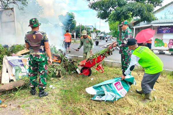 Koramil Lowokwaru Bersama Warga Tunjungsekar Kerja Bakti Bersihkan Lingkungan