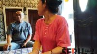 Korban Ibu Sumiati yg sedang menunjukkan setengah dari kalungnya yang di jambret. (ska) - Ibu Rumah Tangga Alami Penjambretan Saat Belanja Pagi di Malang