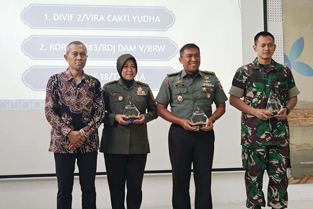 Korem 083/Bdj terima Penghargaan Satker Berkinerja Terbaik II dari KPPN Malang. (penrem083) - Korem 083/Bdj Terima Penghargaan Satker Berkinerja Terbaik II dari KPPN Malang
