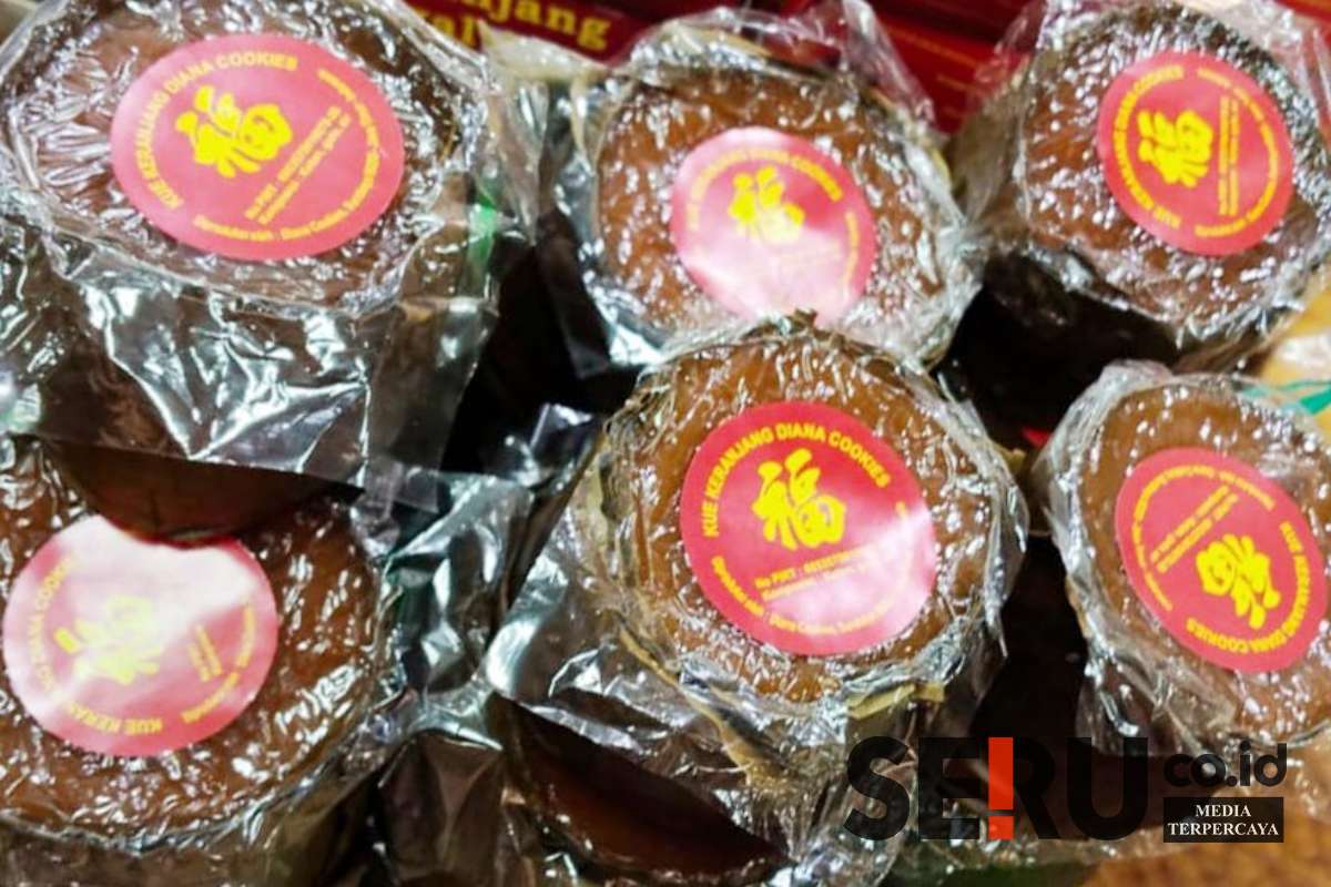Kue keranjang tradisional yang dibungkus daun pisang, ditutup plastik sementara agar tetap higienis. (sby2) - Jelang Tahun Baru Imlek 2025, Kue Keranjang Diburu Masyarakat Tionghoa
