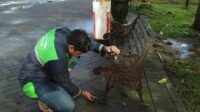 Kursi yang dirusak oknum masyarakat. (ist) - Perusakan Bangku Taman di Alun-alun Merdeka Kota Malang, DLH Akan Pasang CCTV untuk Keamanan
