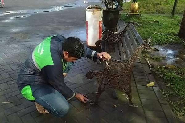 Kursi yang dirusak oknum masyarakat. (ist) - Perusakan Bangku Taman di Alun-alun Merdeka Kota Malang, DLH Akan Pasang CCTV untuk Keamanan