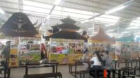 Lapak berkonsep Rumah khas Nusantara di Pasar Induk Among Tani Batu. (Seru.co.id/dik) - Food Court Pasar Induk Among Tani Kota Batu Tarik Pengunjung Lewat Konsep Lapak Kuliner Bertema Rumah Adat