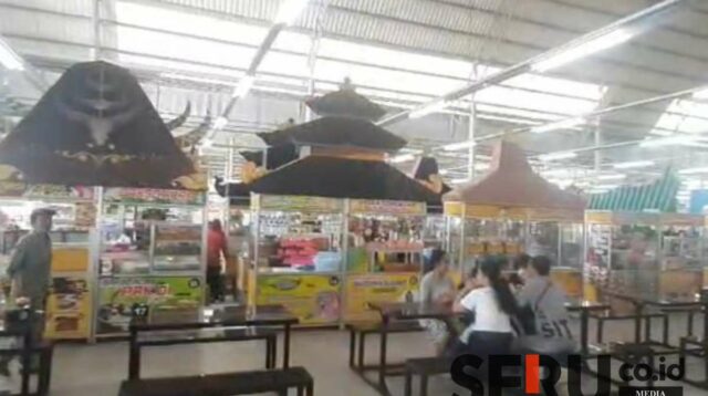 Lapak berkonsep Rumah khas Nusantara di Pasar Induk Among Tani Batu. (Seru.co.id/dik) - Food Court Pasar Induk Among Tani Kota Batu Tarik Pengunjung Lewat Konsep Lapak Kuliner Bertema Rumah Adat