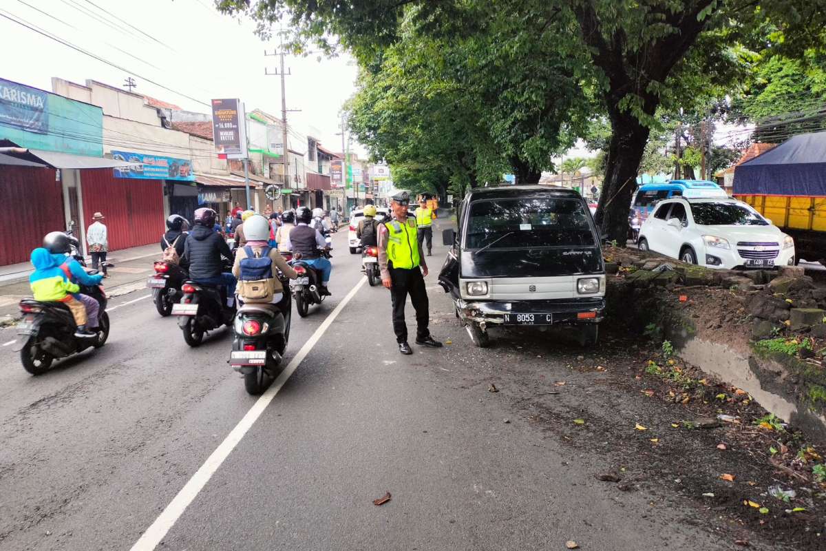 Lokasi kendaraan saat mengalami kecelakaan di Singosari. (ist) - Mengantuk Saat Mengemudi, Sebuah Mobil Pikap Tabrak Median Jalan di Singosari