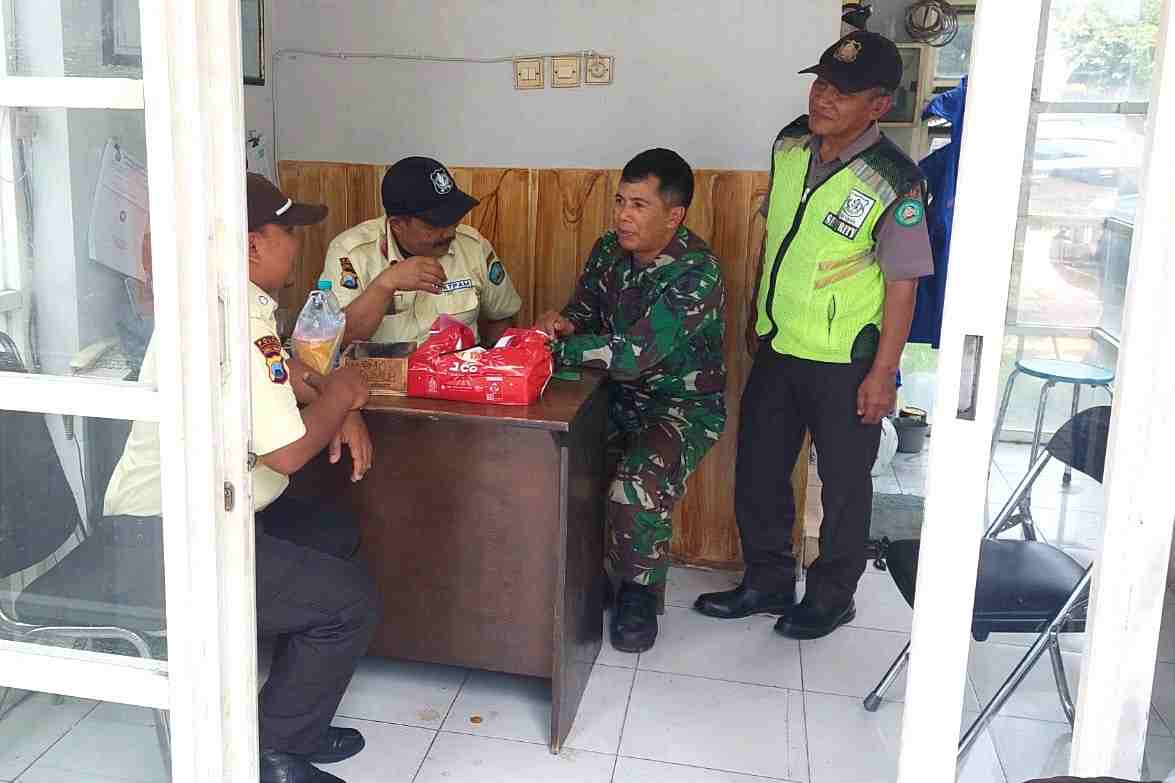 Babinsa Lowokwaru Komsos Bersama Security Kampus UIN Jaga Keamanan
