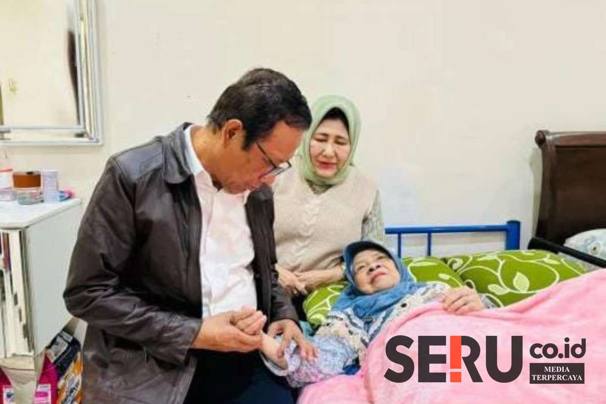 Mahfud MD saat bersama ibundanya. (Seru.co.id/udi) - Kabar Duka Terpa Mahfud MD, Ibunda Meninggal Dunia di Usia 94 Tahun