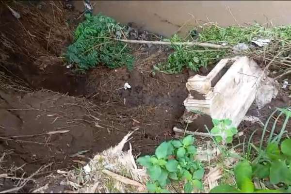 Makam amblas di Jember. (ist) - Banjir Sebabkan Dua Makam di Jember Amblas, Tulang Belulang Hanyut ke Sungai