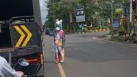 Manusia boneka yang tengah mengamen di pertigaan PLN Kepanjen. (ist) - Satpol PP Kabupaten Malang Tertibkan Anjal, Gepeng dan Manusia Boneka Serta Rumah Singgahnya