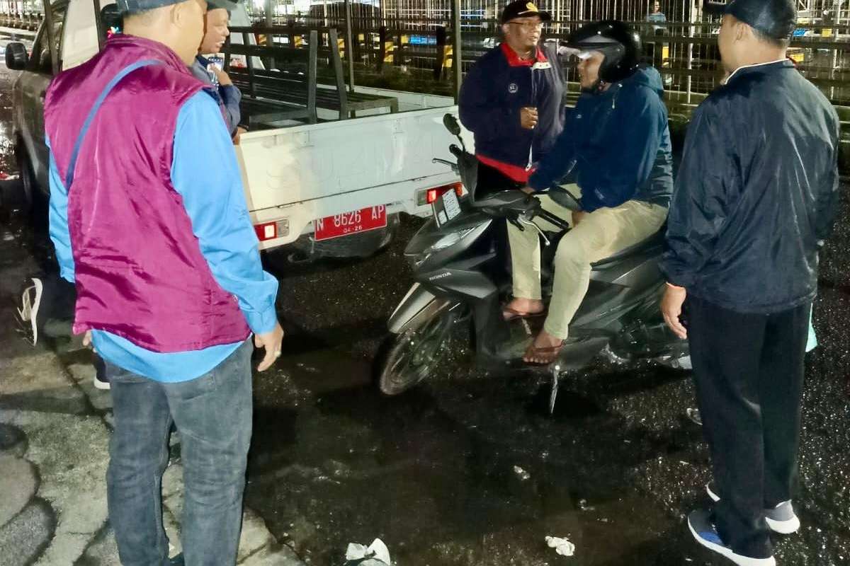 Masyarakat yang sedang diedukasi untuk tidak membuang sampah sembarangan. (ist) - DLH Kota Malang Intensifkan Opsgab Edukasi Sampah Liar
