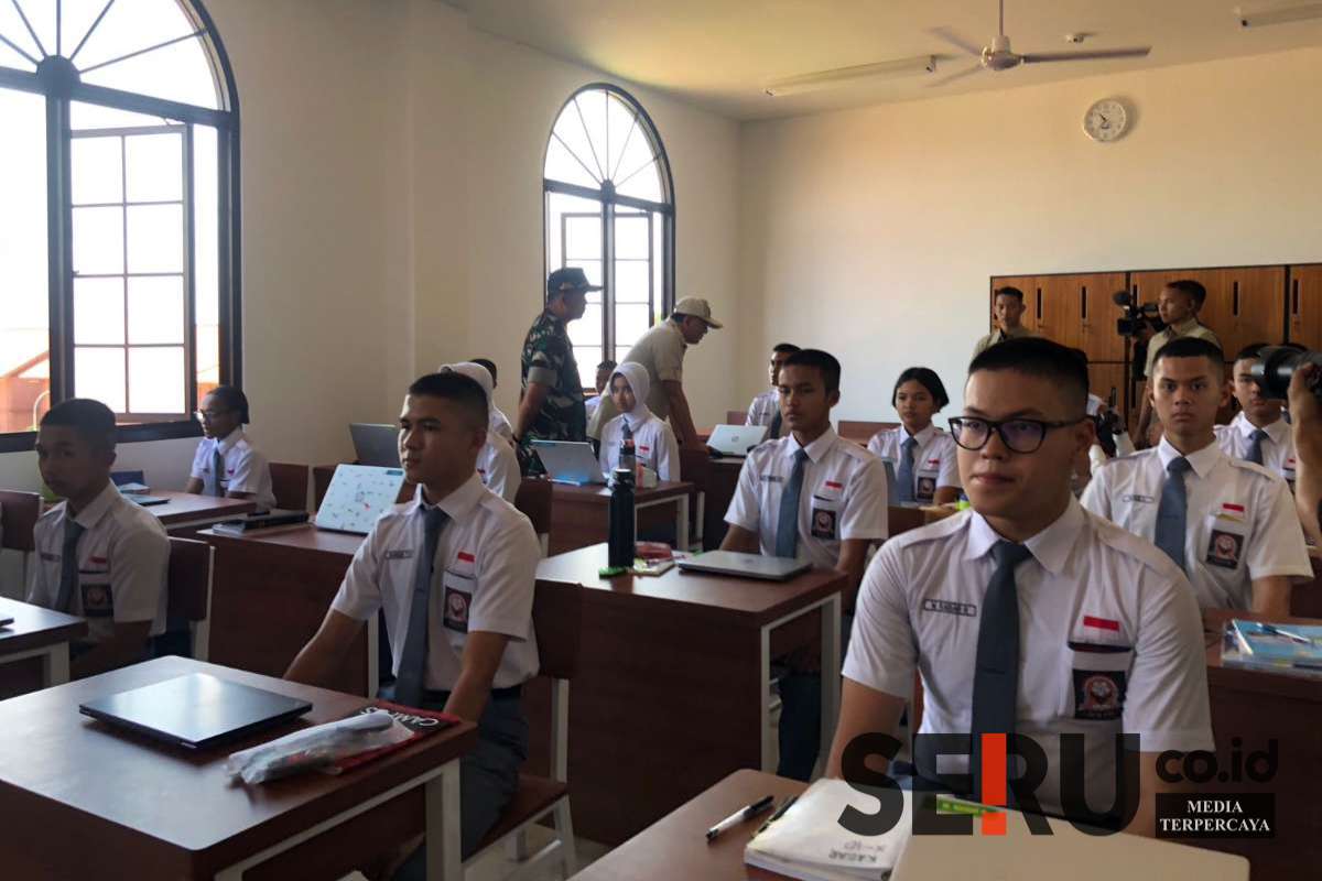 Menhan RI beserta rombongan memantau ruang kelas. (Seru.co.id/wul) - Menhan RI Pastikan Kesiapan Infrastruktur SMA Taruna Nusantara Malang