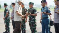 Menhan RI menyalami Danrem 083/Bdj, saat kunker SMA Taruna Nusantara dan Divisi Munisi PT. Pindad. (penrem083) - Menhan RI Kunker SMA Taruna Nusantara dan Divisi Munisi PT. Pindad