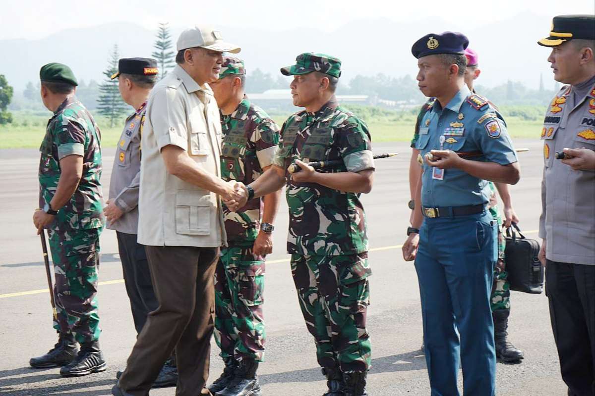 Menhan RI menyalami Danrem 083/Bdj, saat kunker SMA Taruna Nusantara dan Divisi Munisi PT. Pindad. (penrem083) - Menhan RI Kunker SMA Taruna Nusantara dan Divisi Munisi PT. Pindad