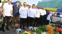 Menko Pangan bersama pejabat lainnya saat di Pasar Juanda Sedati. (foto:ist) - Menko Pangan dan Mendag Tinjau Harga Bahan Pokok di Pasar Sedati