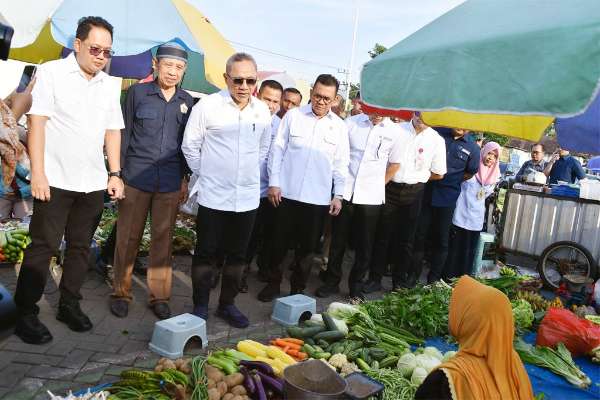 Menko Pangan bersama pejabat lainnya saat di Pasar Juanda Sedati. (foto:ist) - Menko Pangan dan Mendag Tinjau Harga Bahan Pokok di Pasar Sedati