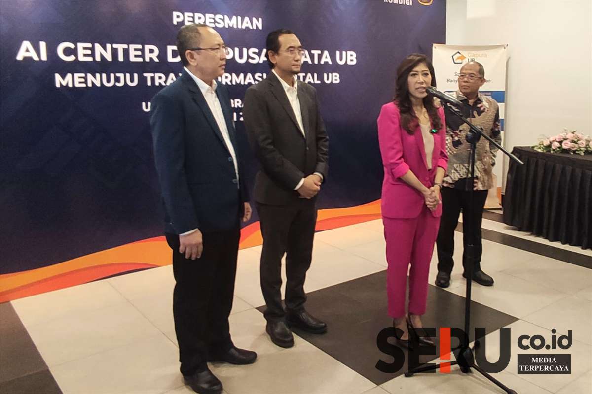 Menkomdigi RI, Meutya Hafid bersama Rektor UB, menjawab pertanyaan awak media. (rhd) - Menteri Komdigi Resmikan AI Center Universitas Brawijaya, Pertama di Indonesia