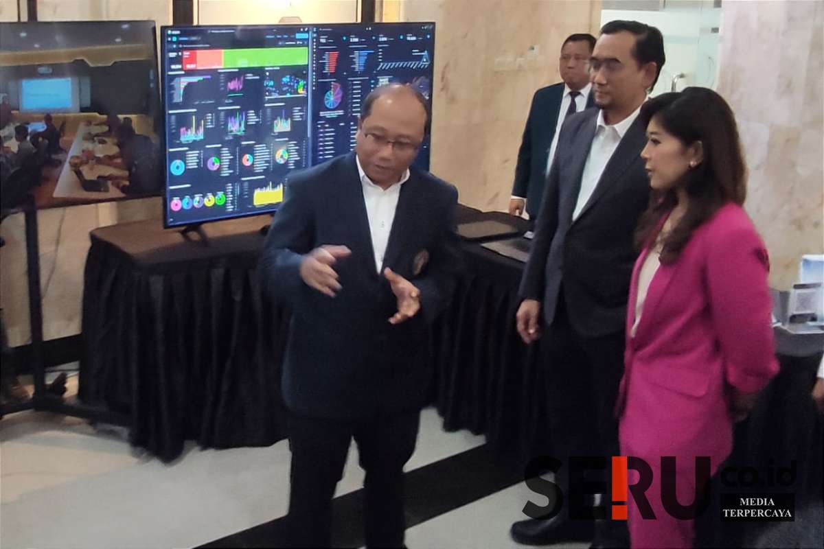 Menkomdigi RI, Meutya Hafid didampingi Rektor UB menerima penjelasan terkait kinerja AI. (rhd) - Menteri Komdigi Resmikan AI Center Universitas Brawijaya, Pertama di Indonesia