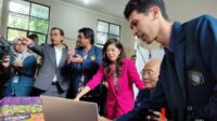 Menkomdigi RI, Meutya Hafid meninjau beberapa Artificial Intelengence karya dosen dan mahasiswa UB. (rhd) - Menteri Komdigi Resmikan AI Center Universitas Brawijaya, Pertama di Indonesia