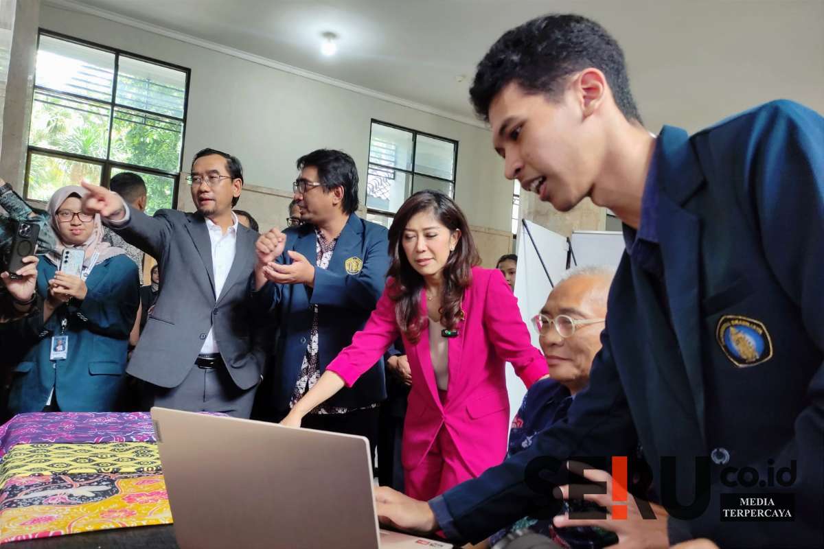 Menkomdigi RI, Meutya Hafid meninjau beberapa Artificial Intelengence karya dosen dan mahasiswa UB. (rhd) - Menteri Komdigi Resmikan AI Center Universitas Brawijaya, Pertama di Indonesia