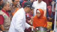 Mensos, Gus Ipul memberikan bantuan sarana perlengkapan rumah tangga kepada Mustika. (ist) - Gus Ipul Pastikan Kondisi Penerima Bantuan Ditahap Akhir Sesuai Pemadanan Data