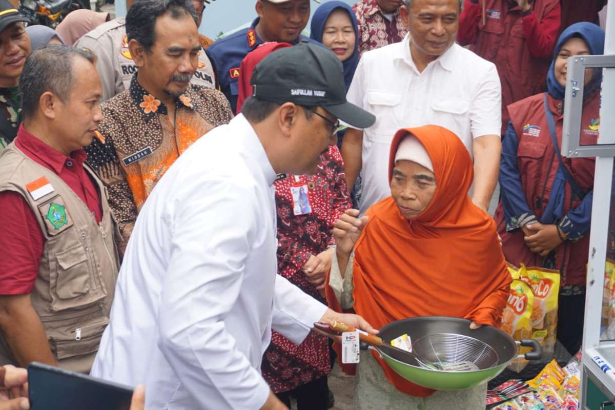 Mensos, Gus Ipul memberikan bantuan sarana perlengkapan rumah tangga kepada Mustika. (ist) - Gus Ipul Pastikan Kondisi Penerima Bantuan Ditahap Akhir Sesuai Pemadanan Data