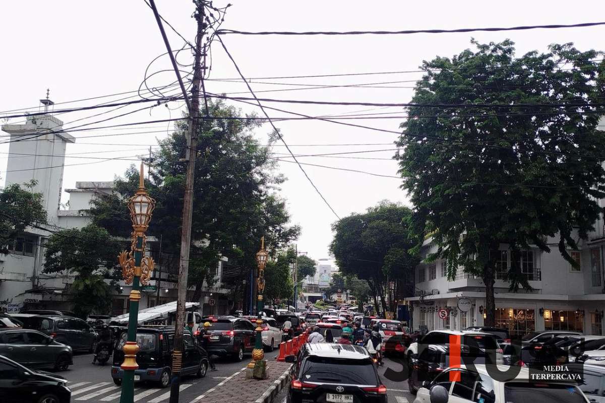 Nampak kepadatan arus lalu lintas di Jalan Semeru. (ska) - Libur Panjang Isra Mikraj dan Imlek, Volume Kendaraan di Kota Malang Meningkat