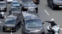 Netizen geram dengan tindakan arogan mobil dengan pelat RI 36 dan pertanyakan pemiliknya. (ist) - Viral Mobil RI 36 Terobos Kemacetan, Dua Menteri Klarifikasi