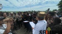 PN Sidoarjo bersama pihak pemohon dan termohon saat berada di lahan tambak yang akan di eksekusi. (Seru.co.id/sda1) - PN Sidoarjo Eksekusi Lahan Tambak di Desa Segoro Tambak