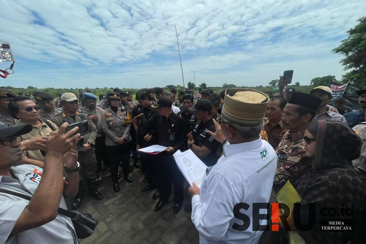 PN Sidoarjo bersama pihak pemohon dan termohon saat berada di lahan tambak yang akan di eksekusi. (Seru.co.id/sda1) - PN Sidoarjo Eksekusi Lahan Tambak di Desa Segoro Tambak